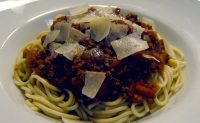 Bolognese kastiketta spagetin kanssa